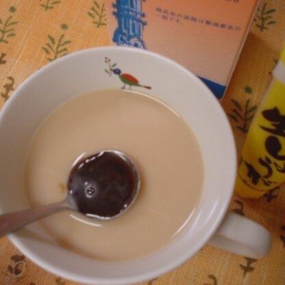 紅茶にチャポンしたらチョコみたいになっちゃった；(o´艸`)ぷっ。
スプンに乗ってるのは黒糖よ❤
優しい味わいが寝不足の体にホッコリじんわり❤ごち様です～❤